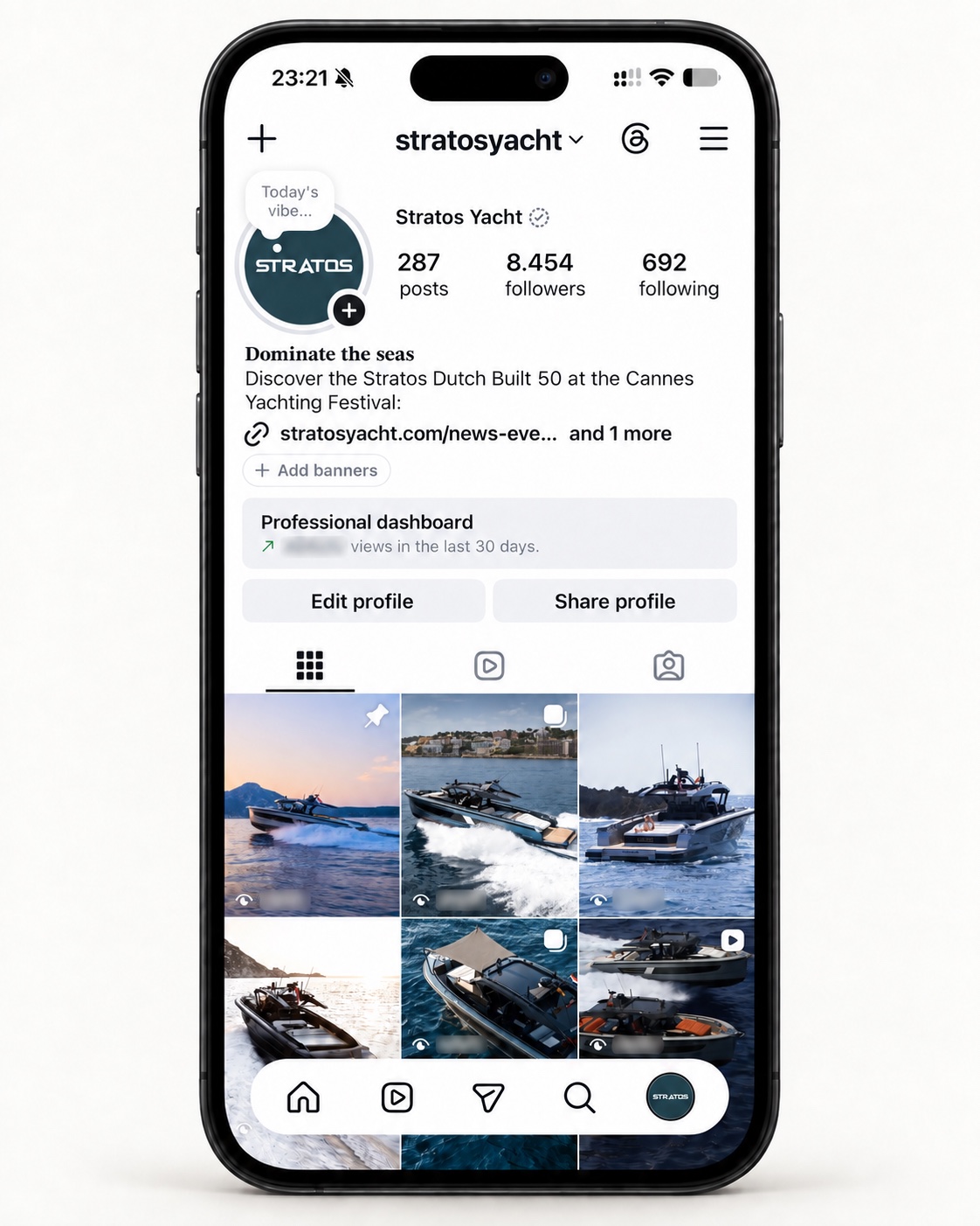 Het Instagram-profiel van Stratos Yacht in een iPhone-mock-up, met openbare aantallen zichtbaar en interne statistieken vervaagd