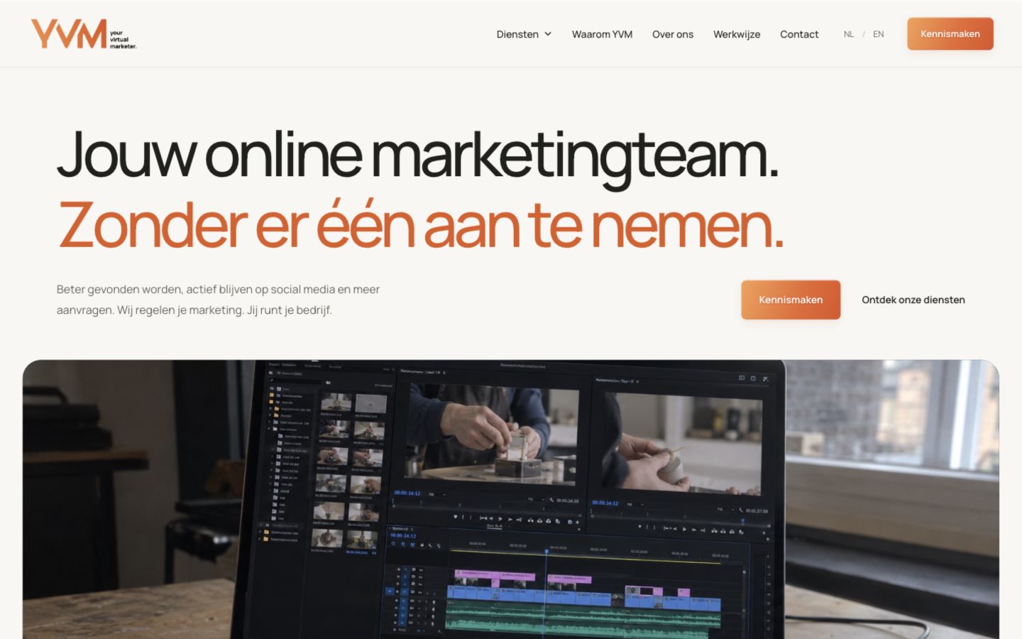 De YVM-homepage met grote typografie en een kijkje achter de schermen
